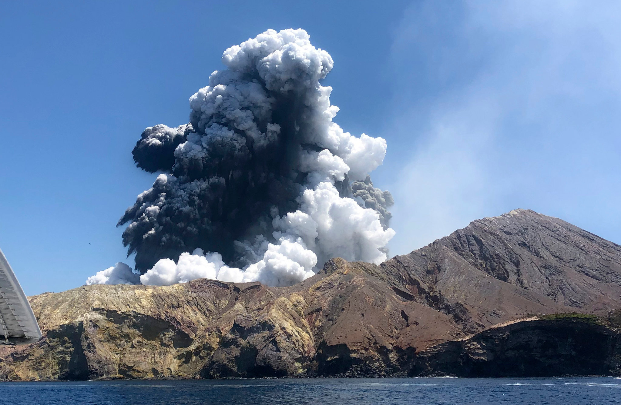 Νέα Ζηλανδία: Φοβούνται νέα έκρηξη από το ηφαίστειο – Σταμάτησαν  οι έρευνες για αγνοούμενους