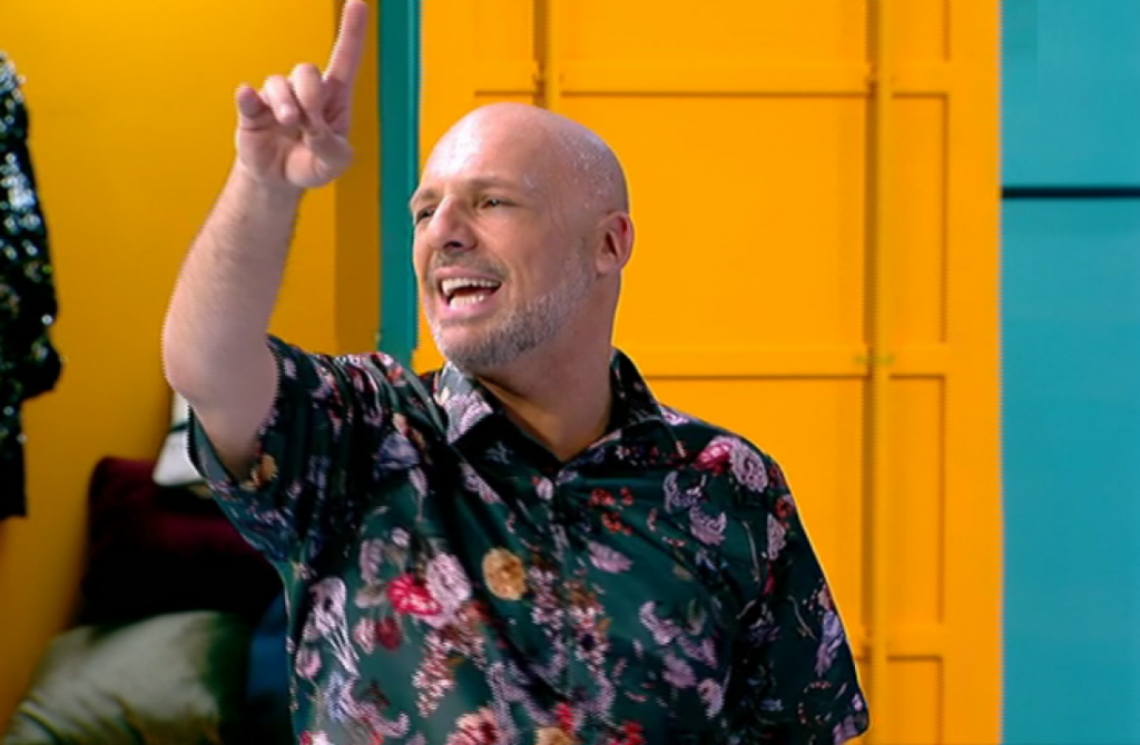 Δεν πάει ο νους σας ποια προκάλεσε ο Νίκος Μουτσινάς στον αέρα της εκπομπής του (βίντεο)