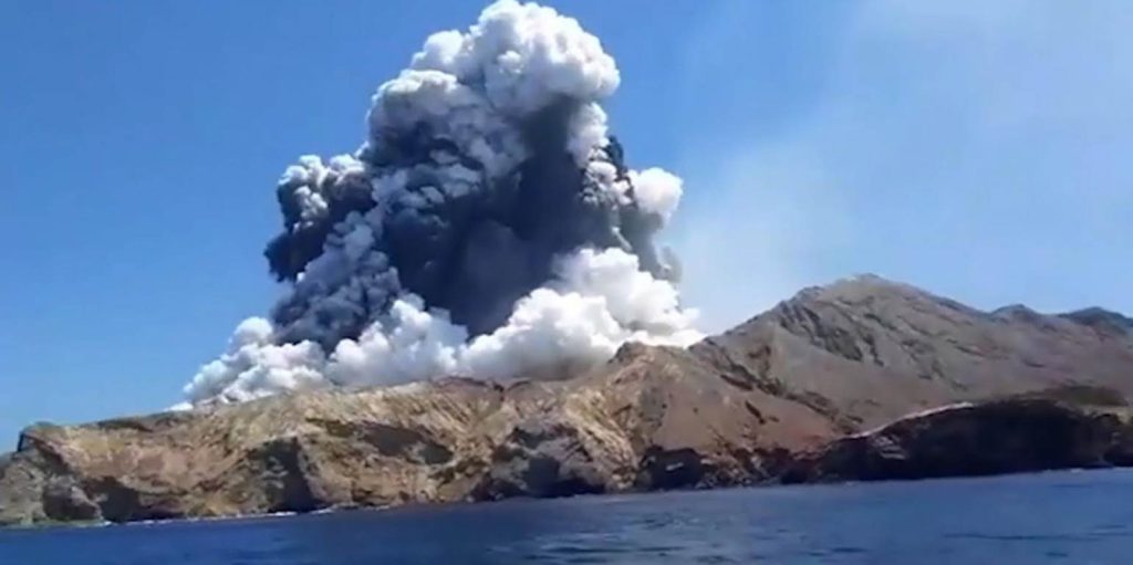 Βρυχάται το ηφαίστειο στη Νέα Ζηλανδία – Φόβοι για νέες εκρήξεις