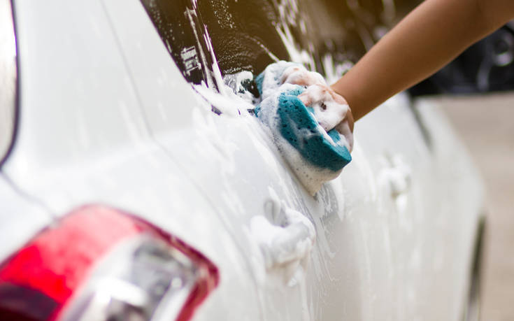 Μύθος ή αλήθεια ότι δεν είναι καλό να πλένουμε το αμάξι μόνοι μας;