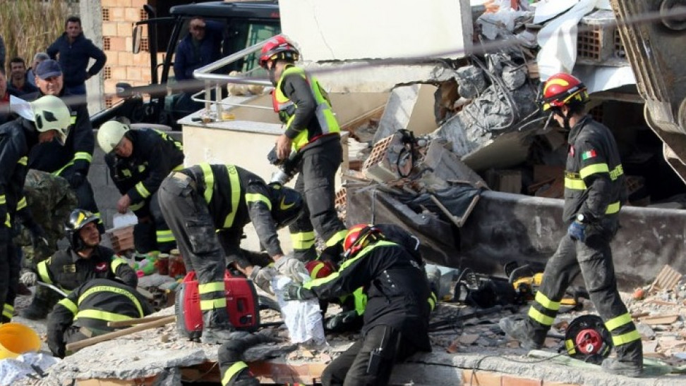 Ο Έντι Ράμα παρασημοφόρησε την αποστολή της ΕΜΑΚ –  Το Χρυσό Μετάλλιο παρέλαβε η Ελληνίδα πρέσβης στα Τίρανα