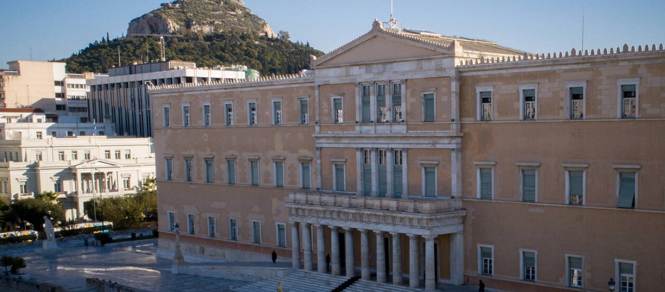 Ο Αγκίλα Σάλεχ Ίσα στην Ελληνική Βουλή – Σε εξέλιξη η συνάντηση με τον Κ. Τασούλα (βίντεο)