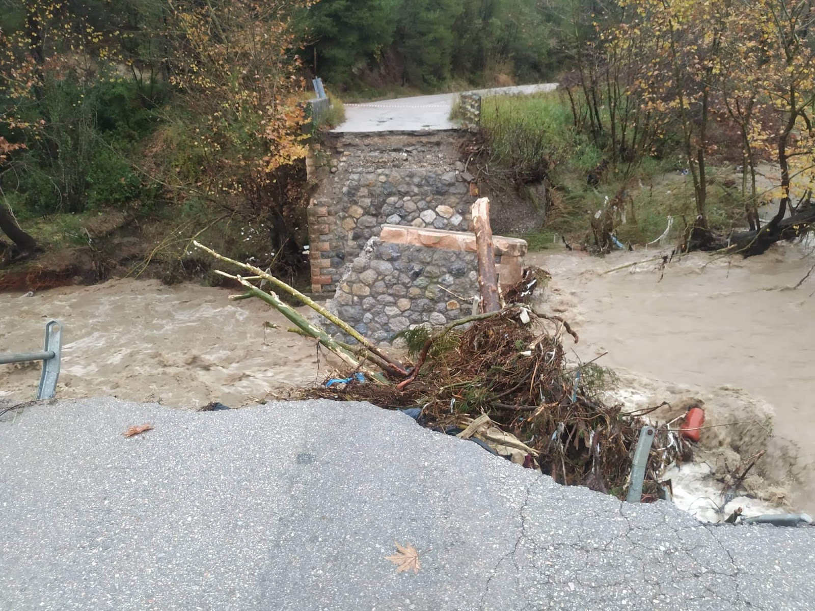 Η «Διδώ» έπληξε την Εύβοια – Γκρεμίστηκε η γέφυρα των Γουβών (φώτο)