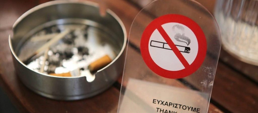 Αντικαπνιστικός νόμος: Πελάτες βγαίνουν έξω να καπνίσουν και δεν επιστρέφουν ώστε να αποφύγουν τη «λυπητερή» (βίντεο)