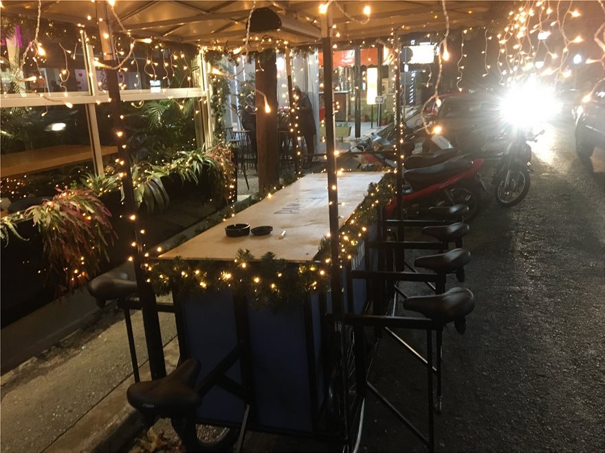 Ρόδος: Έστησε υπαίθριο καπνιστήριο-ποδήλατο – Οι λύσεις των καταστηματαρχών (φωτο)