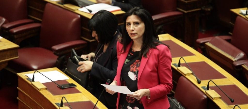 Η Νίνα Κασιμάτη ζητά συγγνώμη για το «μπάτσοι γουρούνια δολοφόνοι»