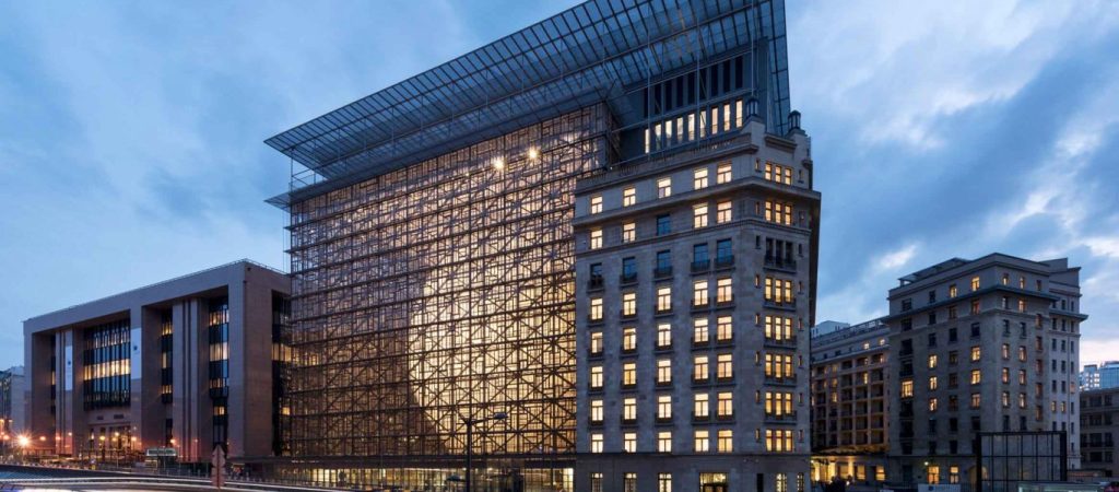 Βέλγιο: Ακτιβιστές της Greenpeace «κατέλαβαν» κτίριο και χρησιμοποίησαν εντυπωσιακά οπτικά εφέ (βίντεο)