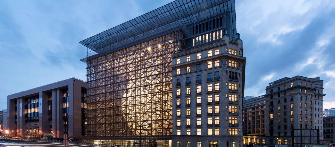 Βέλγιο: Ακτιβιστές της Greenpeace «κατέλαβαν» κτίριο και χρησιμοποίησαν εντυπωσιακά οπτικά εφέ (βίντεο)