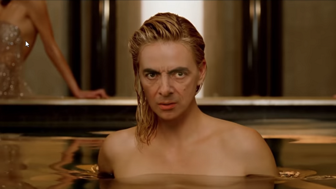 Viral βίντεο: Ο Μίστερ Μπιν μεταμορφώνεται σε Σαρλίζ Θερόν και «λυγίζει» το διαδίκτυο! (βίντεο)