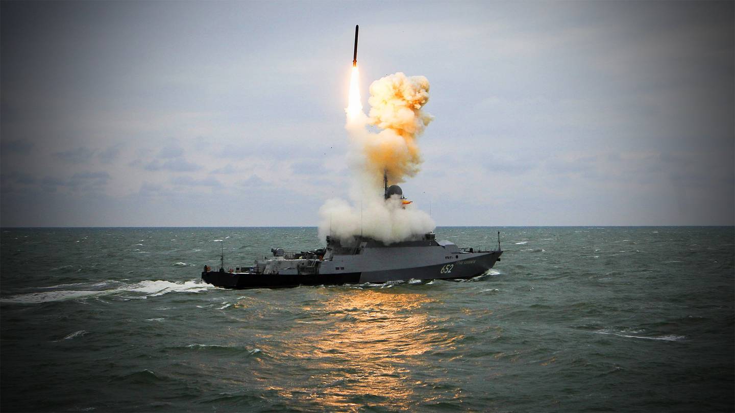 Ρωσική φρεγάτα εκτόξευσε πυραύλους Κalibr – «Σείστηκε» η γη! (βίντεο)