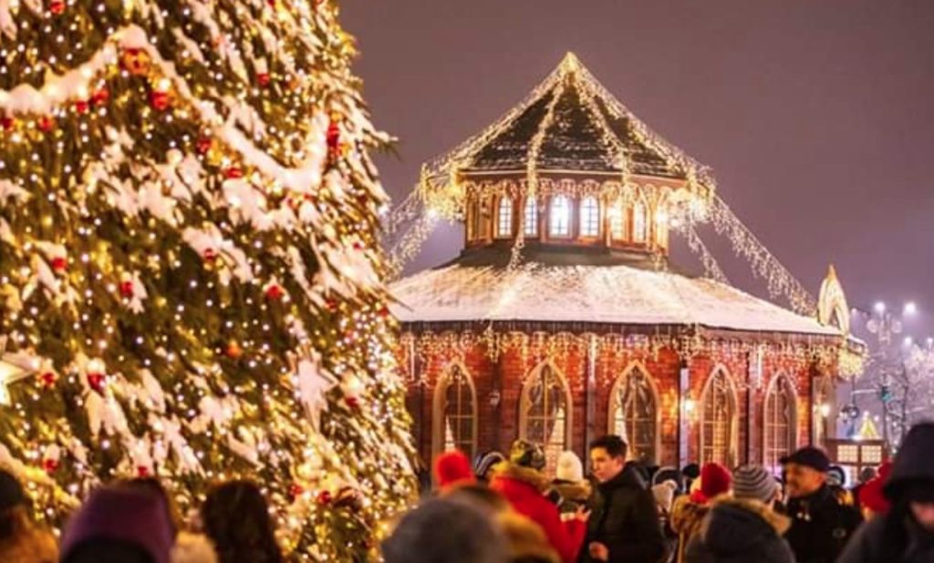 Εντυπωσιακό: To χριστουγεννιάτικο δέντρο του Βίλνιους που θυμίζει πιόνι από σκάκι (φωτο)