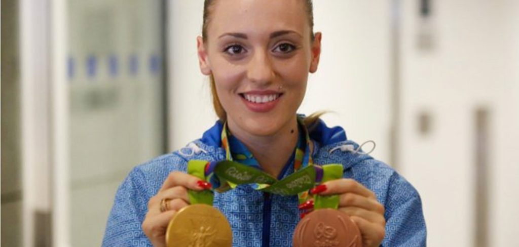 Όταν η Άννα Κορακάκη τσακώθηκε άγρια με δημοσιογράφο: «Γιατί το κάνετε αυτό;» – «Δεν θα μας μάθεις εσύ δημοσιογραφία»