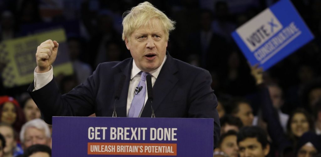 Διθύραμβοι των περισσότερων βρετανικών ΜΜΕ για τη νίκη του Μ.Τζόνσον: «Ιστορική βραδιά – Σαρωτικός θρίαμβος»