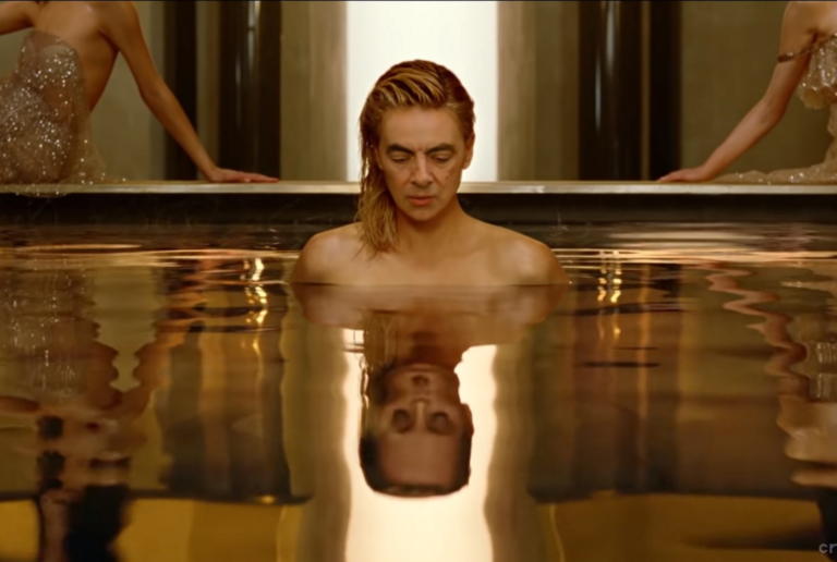 Έβαλαν τον Mr Bean στην διαφήμιση της Σαρλίν Θερόν και «έπεσε» το ίντερνετ (βίντεο)