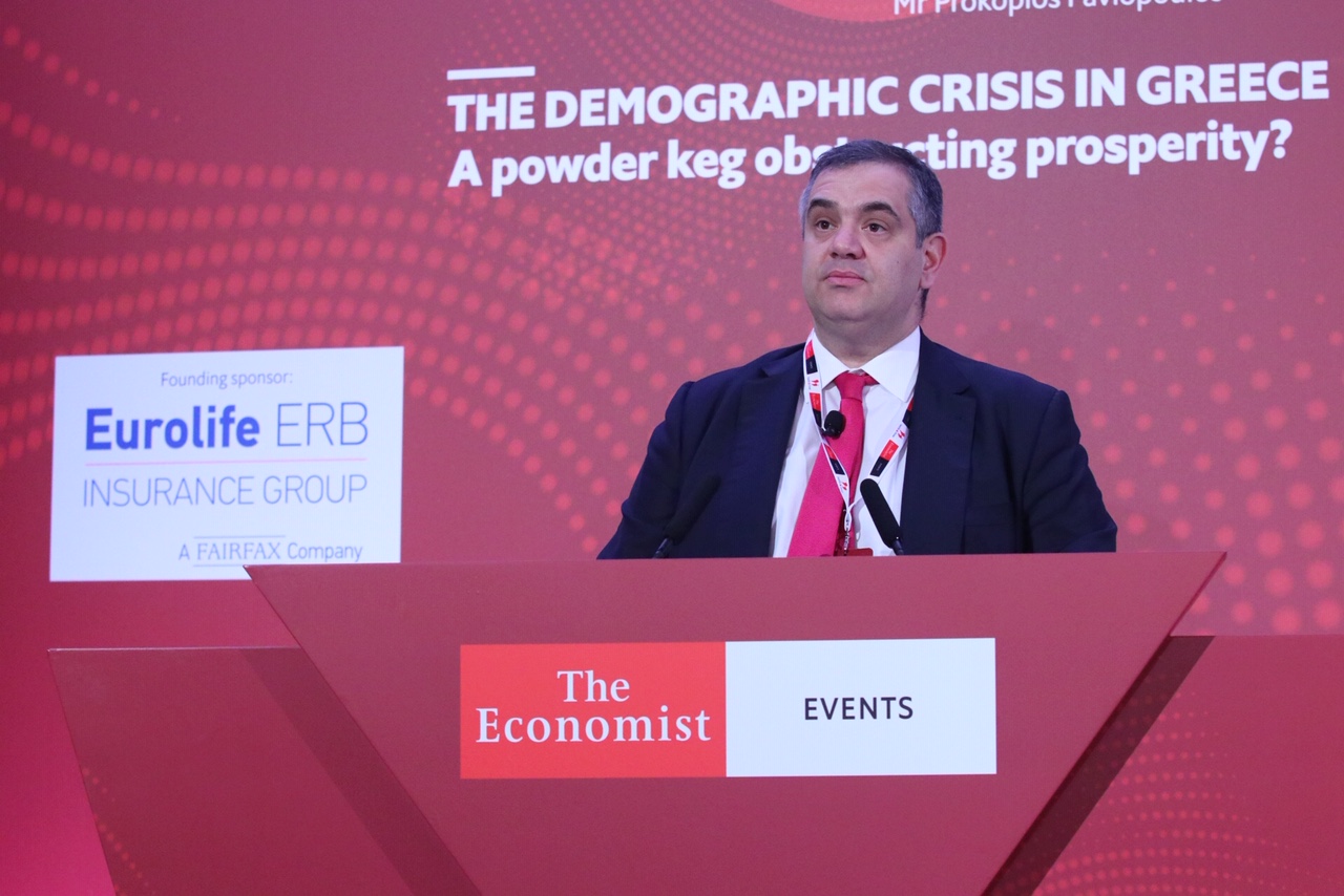 B.Σπανάκης στο συνέδριο του Economist: «Γενναία πολιτική κινήτρων για την υπογεννητικότητα»