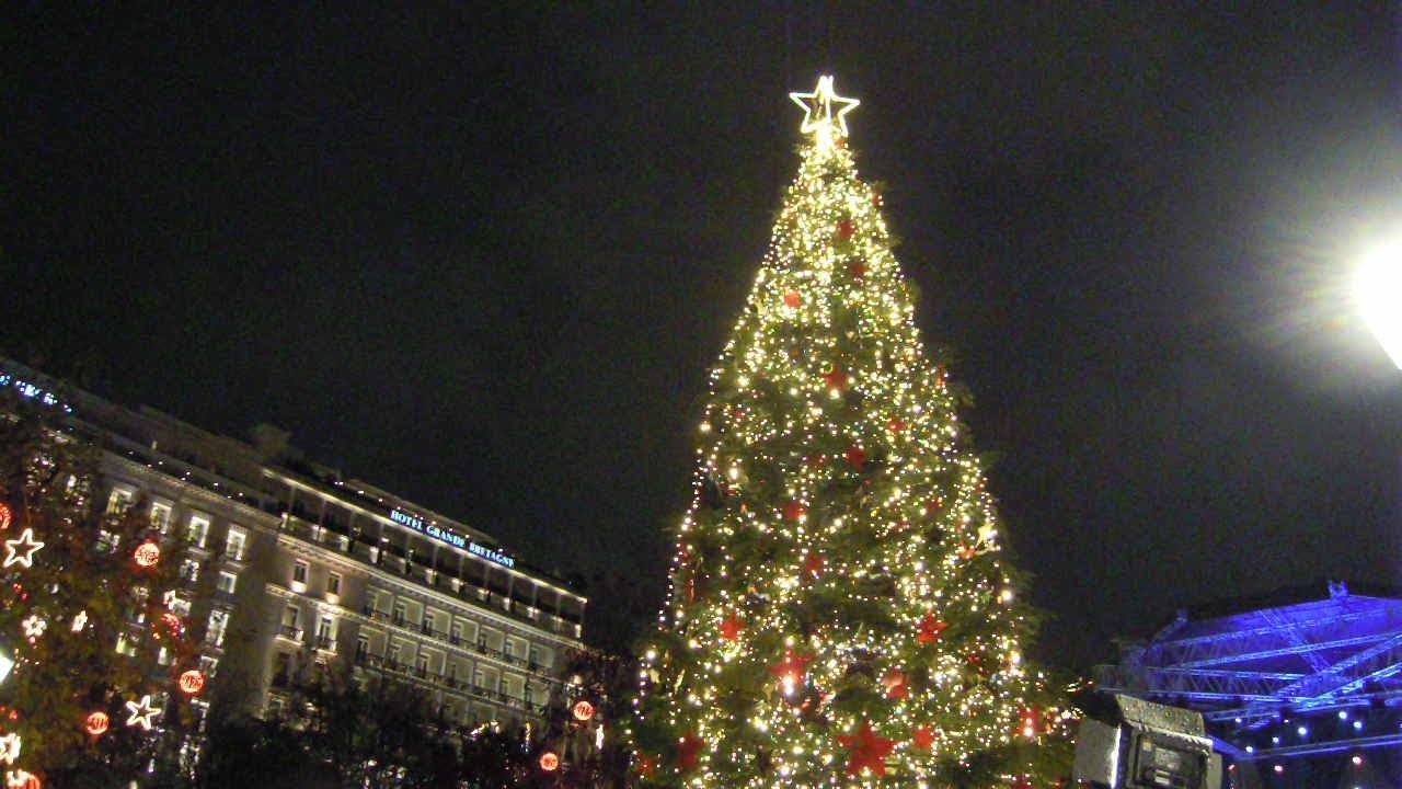 Μια ωδή για το χριστουγεννιάτικο δέντρο Συντάγματος: «Στράβωσε και ο έλατος καημός μεγάλος πέφτει»