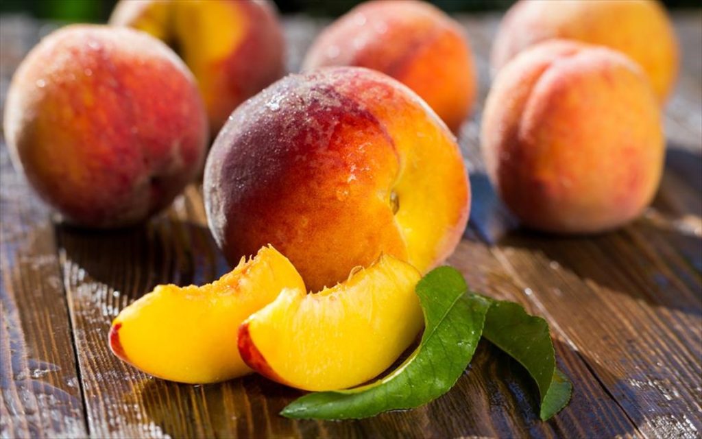 Πήρε ένα ροδάκινο και το πέταξε σε καυτό νερό – Μόλις δείτε γιατί θα το κάνετε και εσείς (βίντεο)