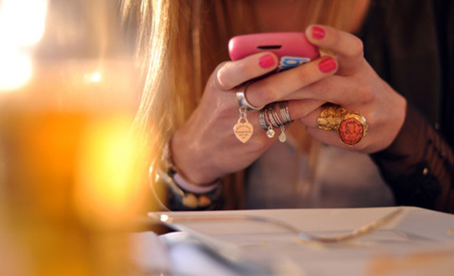 Tα μηνύματα που δεν θέλει να δει ένας άνδρας στο κινητό του