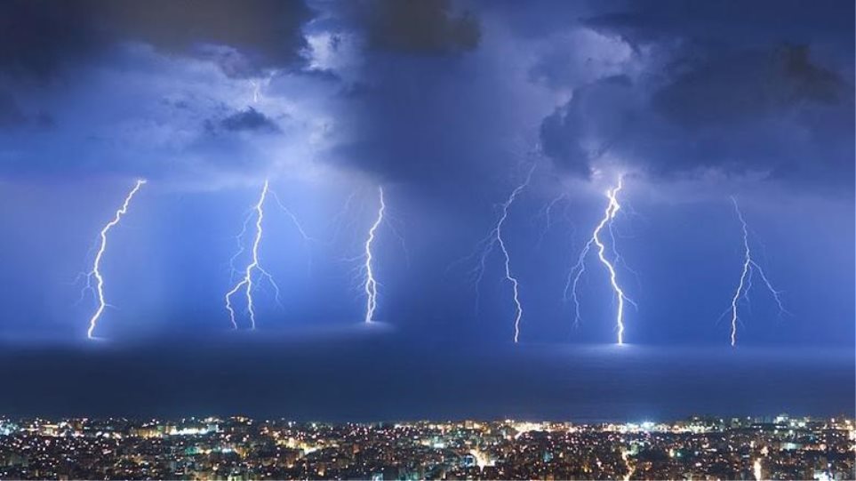 «Τρελόκαιρος» μέχρι τα Χριστούγεννα: Βροχές-Ζέστη και ξανά… βροχές