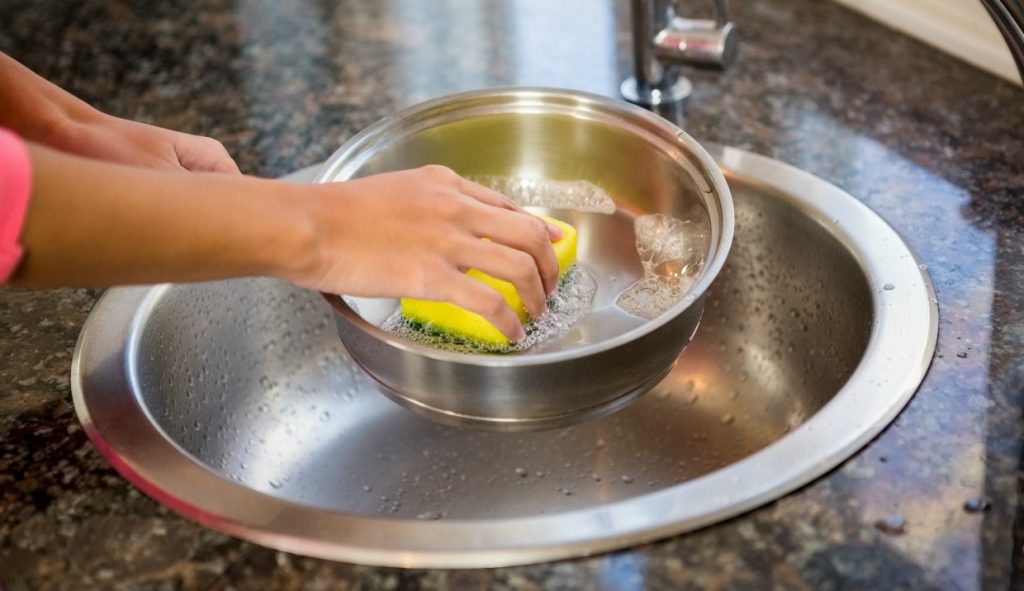 Ο εύκολος και γρήγορος τρόπος να αφαιρέσεις τους λεκέδες από καμένα λίπη στα μαγειρικά σκεύη