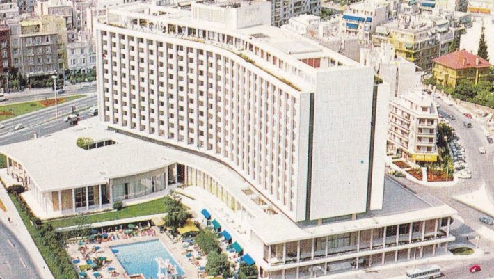 «Το ωραιότερο Hilton του κόσμου»: Η ιστορία του εμβληματικού κτιρίου που θα «βεβήλωνε» τον Παρθενώνα
