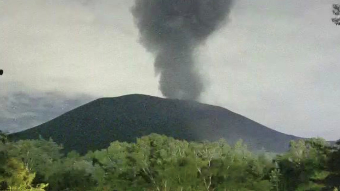 Οι άνθρωποι που ζουν κάτω από ηφαίστειο – Κινδυνεύουν ανά πάσα στιγμή να τιναχτούν όλα στον αέρα (βίντεο)