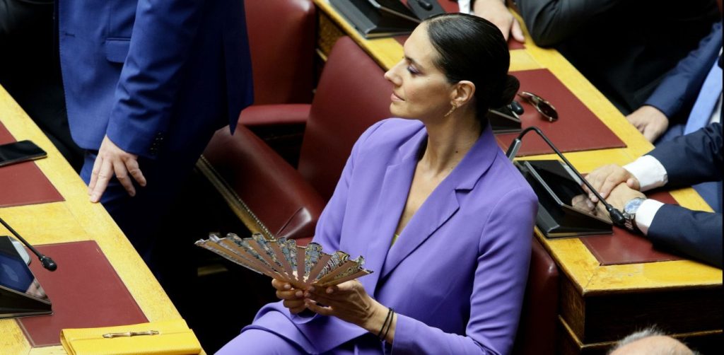 Η Νόνη Δούνια εντυπωσίασε στη Βουλή με τις στυλιστικές της επιλογές (φώτο)