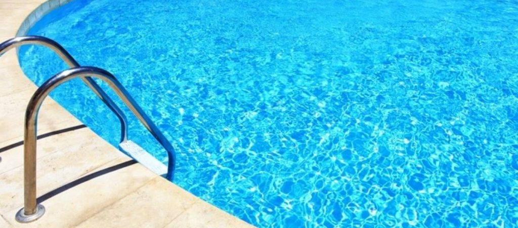 «Απίστευτο» βίντεο: «Τσουνάμι» εκδηλώθηκε σε.. πισίνα στις Φιλιππίνες