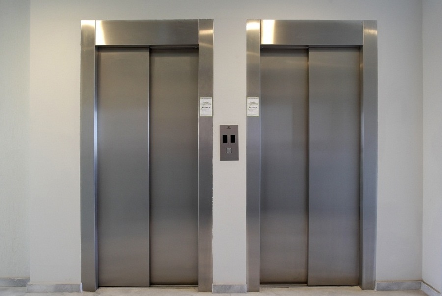 5/10 δεν ξέρουν ποιο βελάκι πατάς στο ασανσέρ για να πας απ’ τον 2ο όροφο στον 4ο