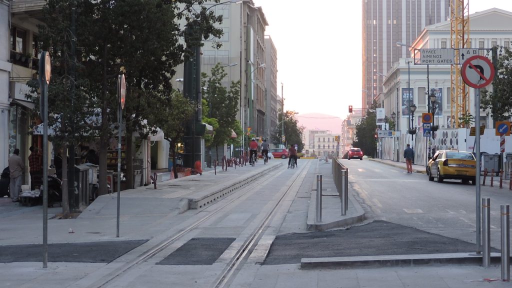 Τροχαίο με το τραμ στο κέντρο του Πειραιά – Ακόμα μία σύγκρουση μέσα σε λίγους μήνες