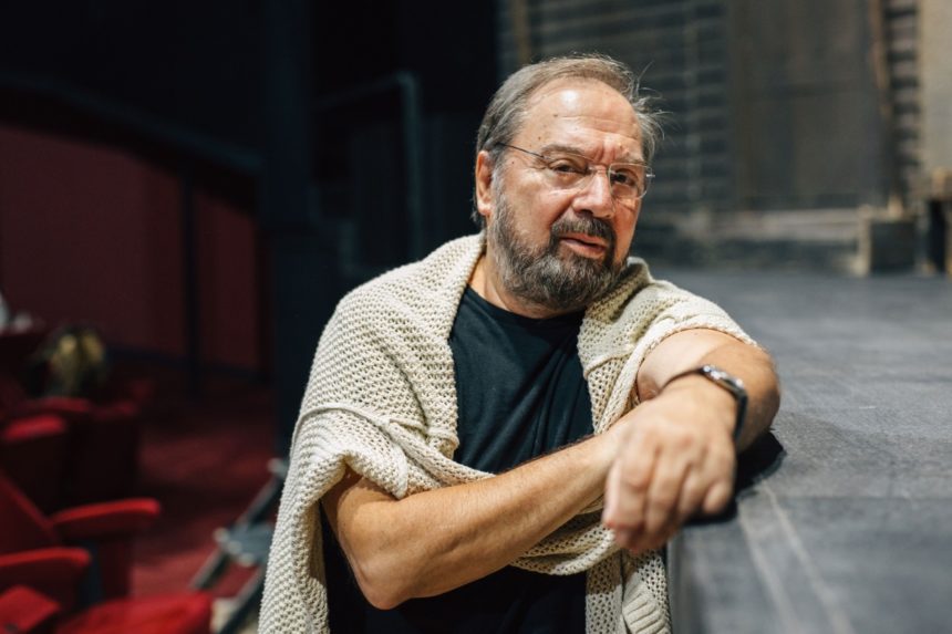 Σταμάτης Φασουλής: «Έπρεπε να έχω πολλά λεφτά αλλά έχω μόνο ένα διαμέρισμα 80 τ.μ.» (βίντεο)