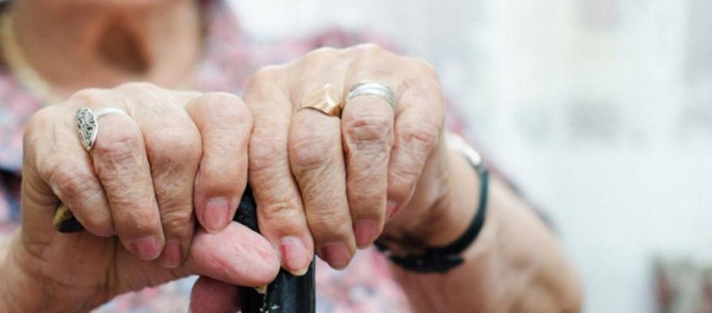 Χίος: Ηλικιωμένη «νίντζα» «εξουδετέρωσε» επίδοξο διαρρήκτη με σφουγγαρίστρα