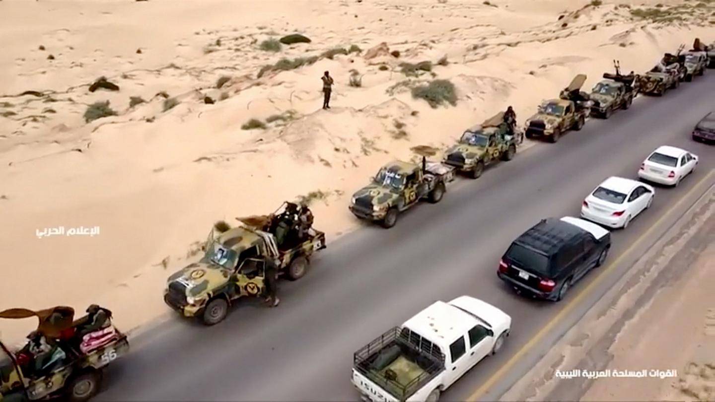 Λιβύη: Μεγάλο κομβόι οχημάτων του στρατηγού Χαφτάρ κατευθύνεται στην Τρίπολη