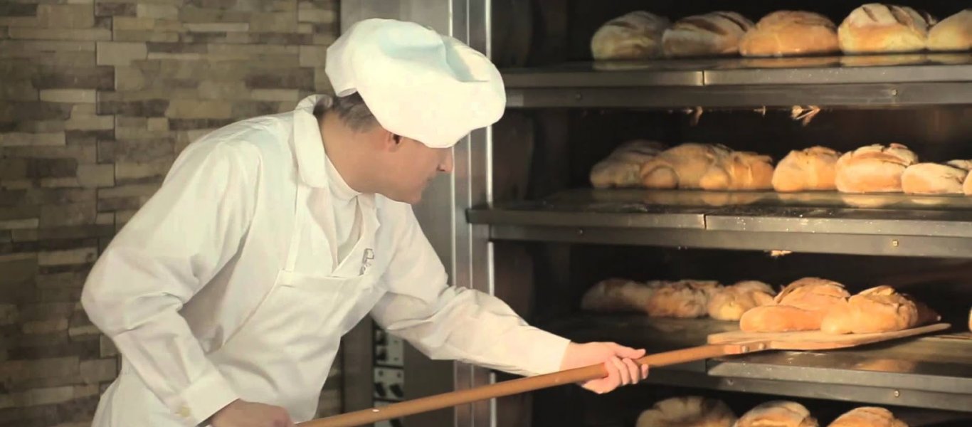 Δεν φαντάζεστε σε τι σχήμα βγάζει τα ψωμιά αυτός ο Γάλλος φούρναρης – Δεν το κάνει κανείς άλλος (βίντεο)