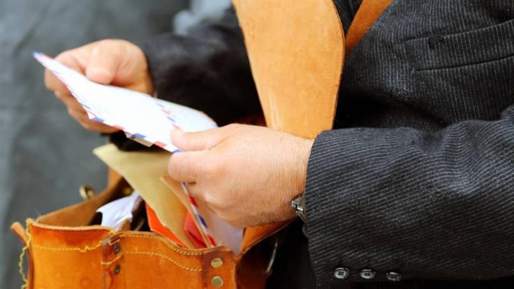 Ένας ταχυδρόμος που παραδίδει τα γράμματα με… έλκηθρο (βίντεο)