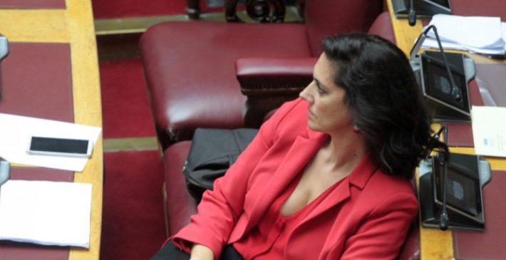 Το άγριο βλέμμα της Ντόρας στο αποκαλυπτικό ντεκολτέ της Νόνης Δούνια στη βουλή (φώτο)