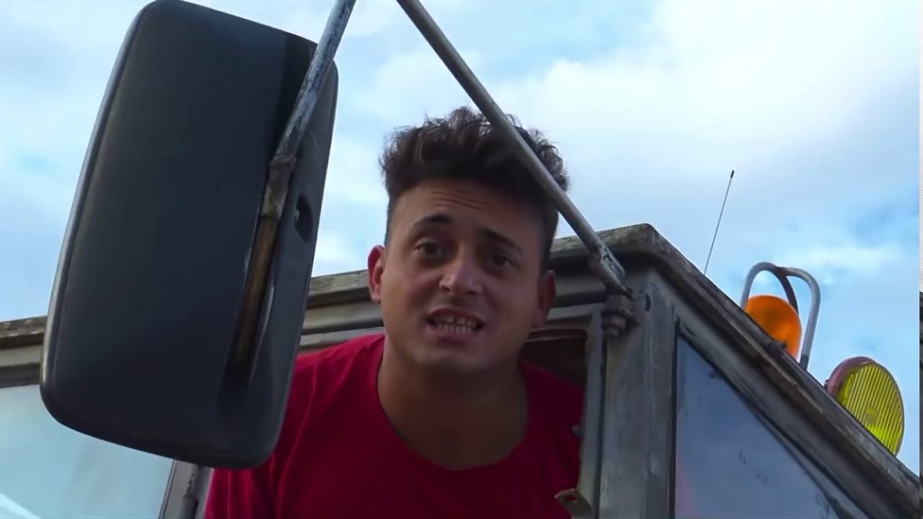 Jim Kush: Ο Αλβανός ράπερ που μετατρέπει τα ελληνικά τραγούδια σε παρωδίες – Ξεκαρδιστικό (βίντεο)