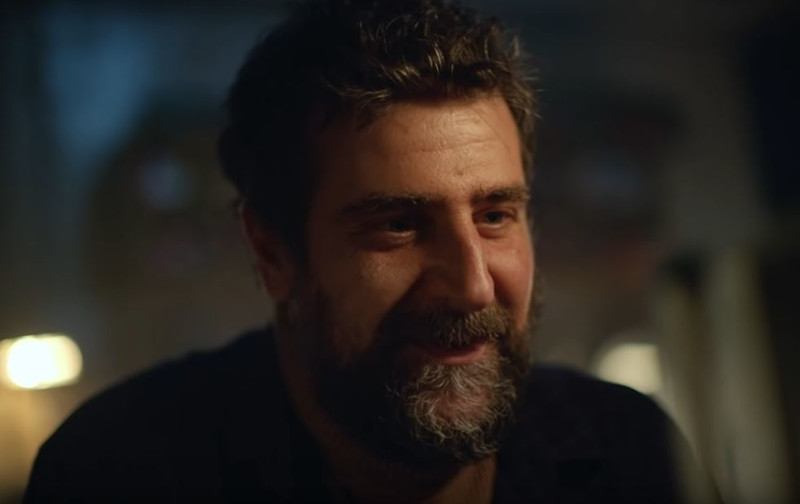 Ποιος είναι ο ναυτικός της διαφήμισης του Jumbo που «προδίδει» την κινεζική προέλευση των παιχνιδιών του