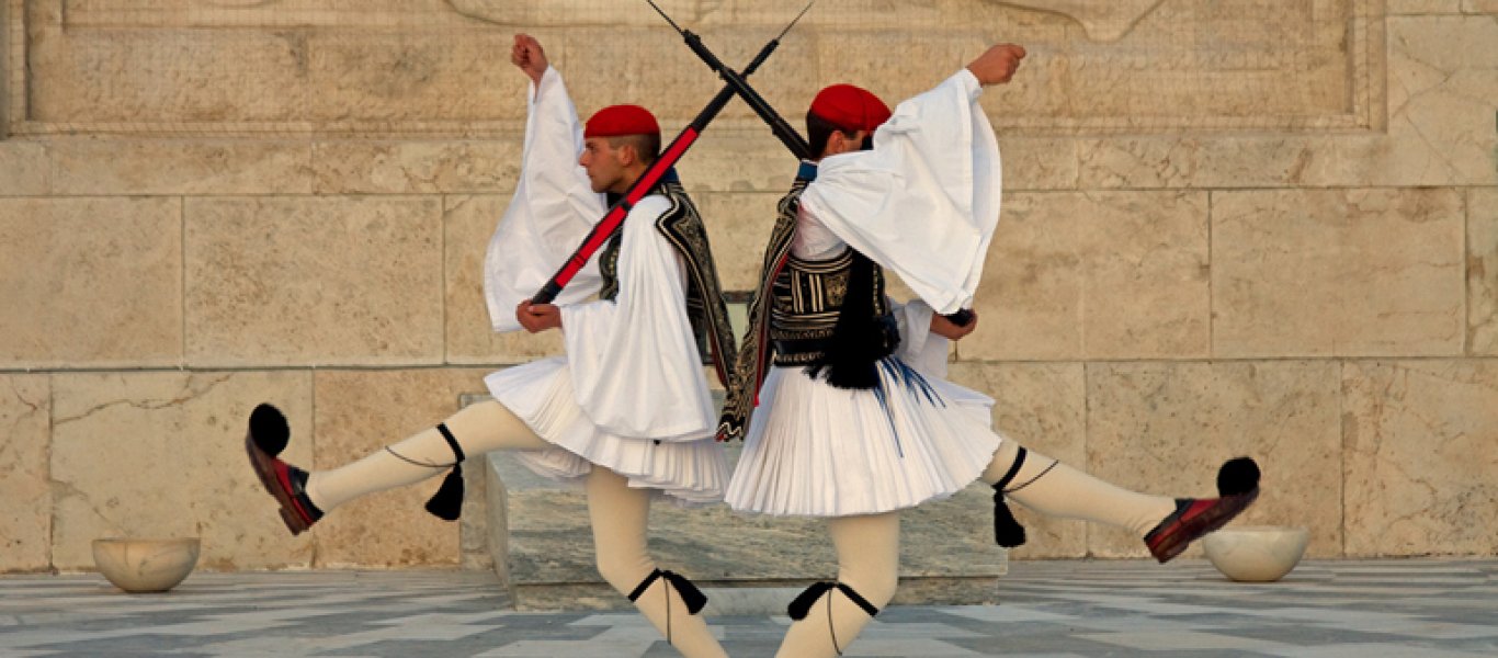 Προεδρικό Μέγαρο: Την παραδοσιακή στολή της Θράκης θα φοράνε οι τσολιάδες της προεδρικής φρουράς (φώτο)