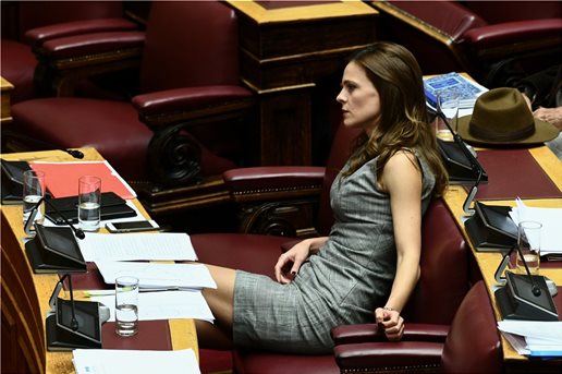 «Ζέστανε» την Βουλή η Έφη Αχτσιόγλου: Κοντομάνικο μίνι φόρεμα εν μέσω Δεκεμβρίου! (φωτό)