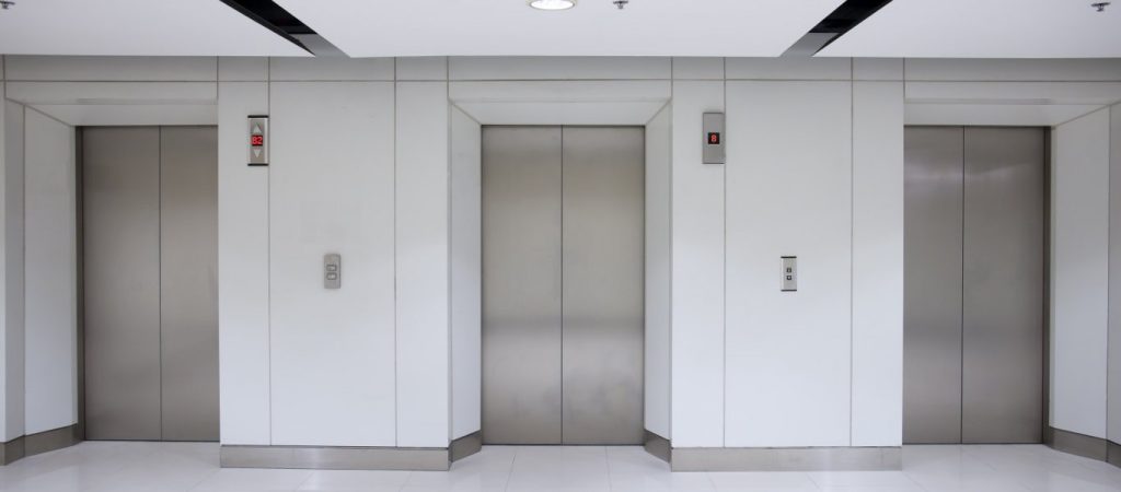 «Μοναδική εφευρετικότητα»: Μετέτρεψαν ασανσέρ σε.. τουαλέτα (φώτο)