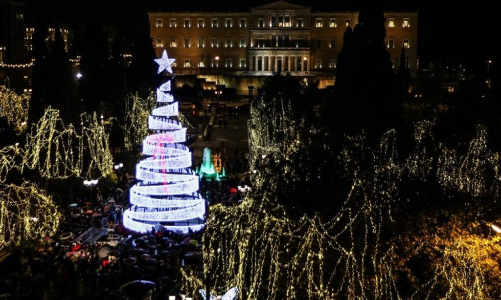 Δείτε τη «στολισμένη» Αθήνα από πανοραμική θέα (βίντεο)