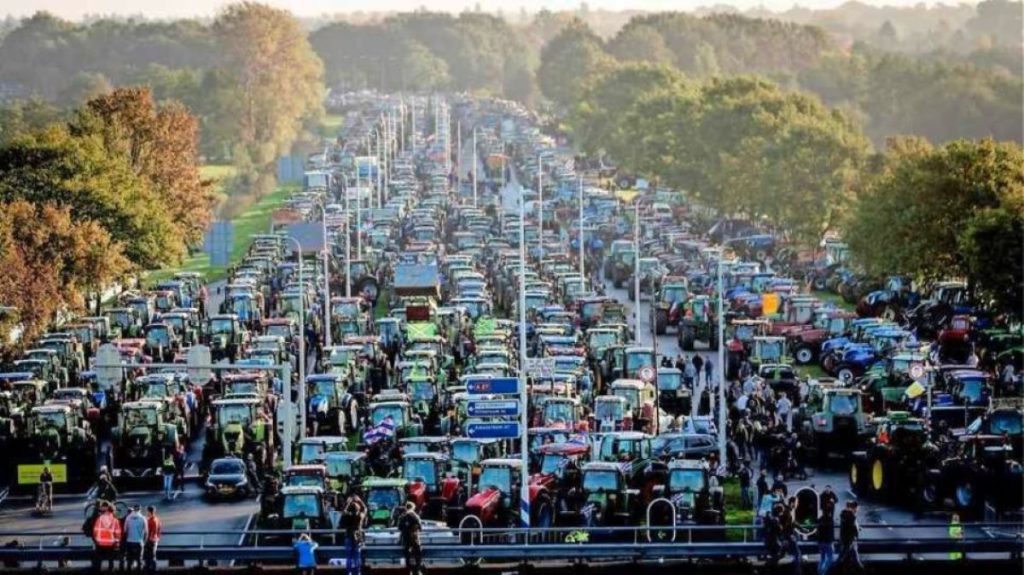 Ολλανδία: Οι αγρότες κατεβαίνουν στους δρόμους εναντίων των περιβαλλοντικών κανονισμών (βίντεο)