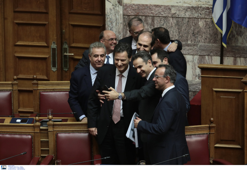 «Απαθανάτισαν» την έγκριση του προϋπολογισμού – Οι φωτογραφίες του Κ. Μητσοτάκη με τους υπουργούς στην Βουλή (φωτο)