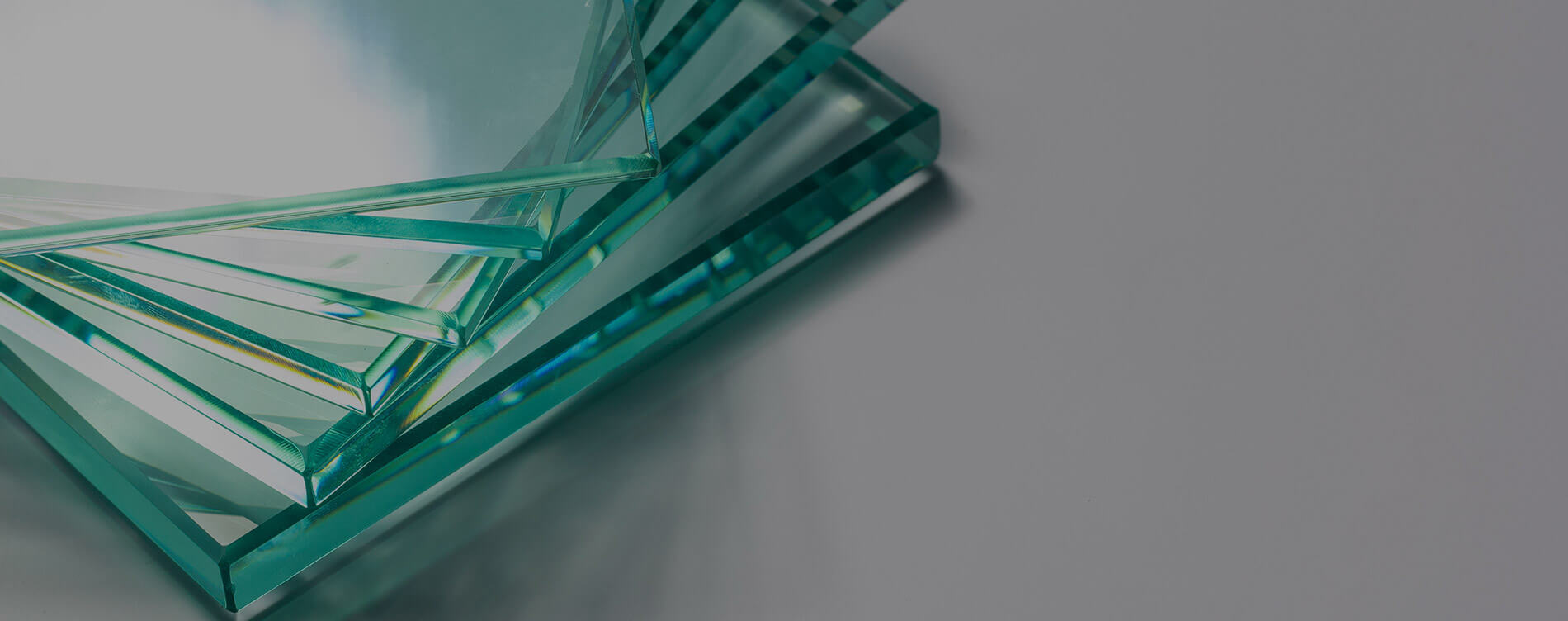 Εφιαλτικό ατύχημα στην Κίνα: Οδηγός μηχανής «θάφτηκε» από κοφτερά γυάλινα πάνελ (βίντεο)