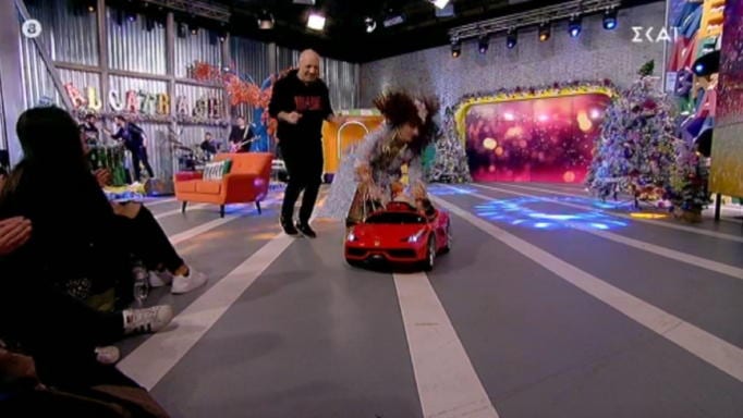 Η Βάνια έπεσε με…στυλ στην εκπομπή του Νίκου Μουτσινά (βίντεο)