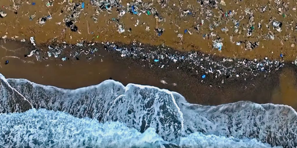 Αυτή είναι η πιο βρώμικη παραλία – Ξεβράζει μόνο σκουπίδια (βίντεο)