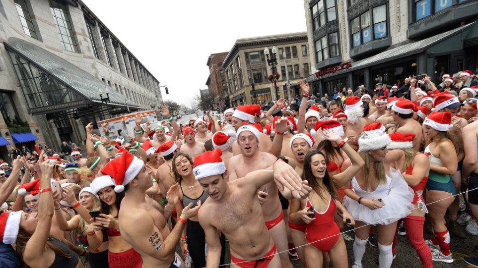 Ημίγυμνοι «αγιοβασίληδες» τρέχουν στους δρόμους της Βοστώνης ( βίντεο)