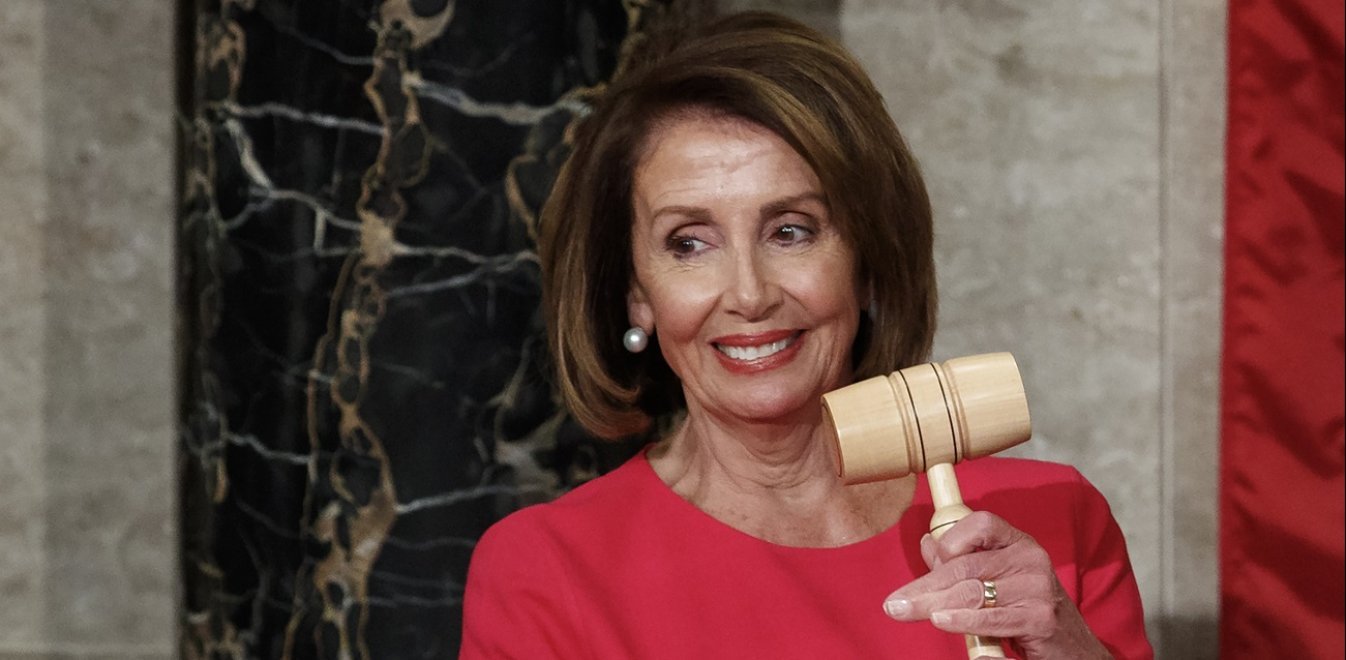 ΗΠΑ: H Nάνσι Πελόζι κόβει «μαχαίρι» με μια κίνηση το το χειροκρότημα των Δημοκρατικών και γίνεται viral (βίντεο)