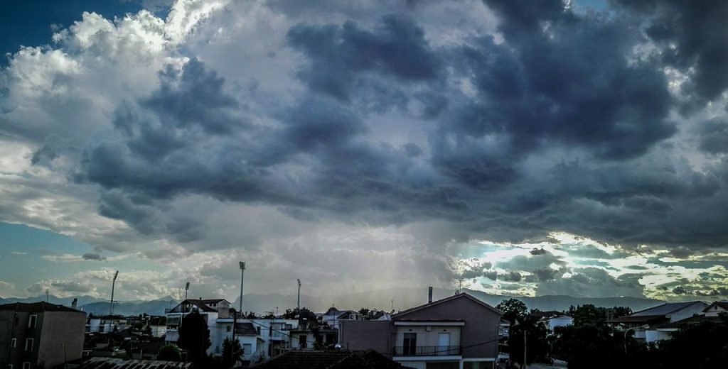 Καιρός: Συνεχίζει την «τρελή» πορεία του ο καιρός – Ζέστη με τοπικές βροχές και σποραδικές καταιγίδες